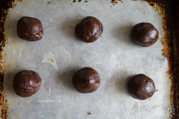 Just 4 ingredients to make these yummy ROLO cookies! We love this caramel treat using a cake mix cookie, easy recipe idea! Love Rolo cookies!