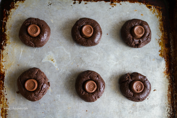 Just 4 ingredients to make these yummy ROLO cookies! We love this caramel treat using a cake mix cookie, easy recipe idea! Love Rolo cookies!