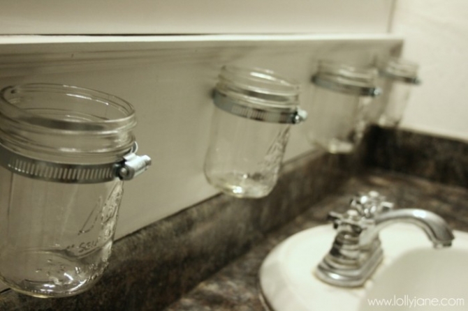 Awesome and easy bathroom storage solution!! How to make this mason jar bathroom storage, so easy! Space saving tip!