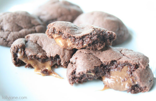 Easy ROLO cookies! Chocolate cookies stuffed with Rolo's, amazing! #rolocookie #rolo #cookierecipe