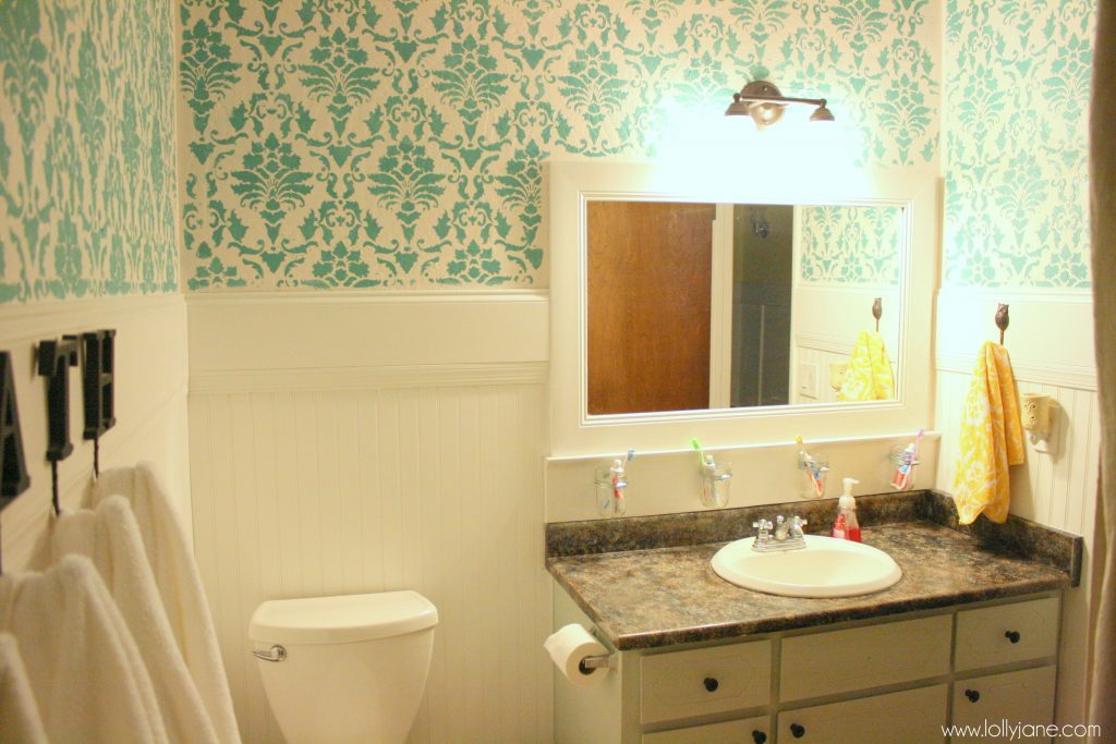 Stenciled bathroom walls: affordable bathroom refresh!