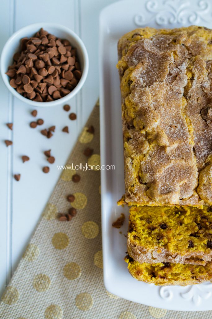 Pumpkin Snickerdoodle Bread Recipe. This is THE recipe to try this fall! The best pumpkin bread recipe with the perfect snickerdoodle crust. YUM! Great fall recipe idea!