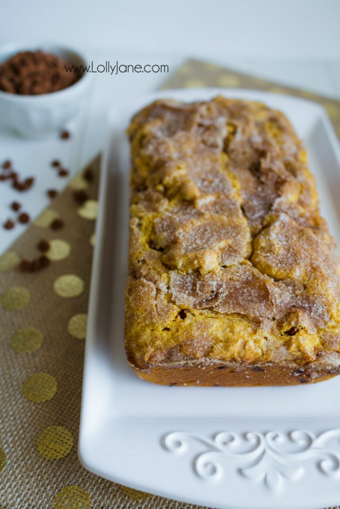 Pumpkin Snickerdoodle Bread Recipe. This is THE recipe to try this fall! The best pumpkin bread recipe with the perfect snickerdoodle crust. YUM! Great fall recipe idea!