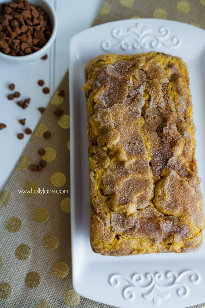 Pumpkin Snickerdoodle Bread Recipe. This is THE recipe to try this fall! The best pumpkin bread recipe with the perfect snickerdoodle crust. YUM! Great fall recipe idea!