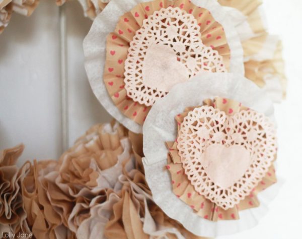 Valentine Coffee Filter Wreath via lollyjane.com #valentinesday #craft #wreath