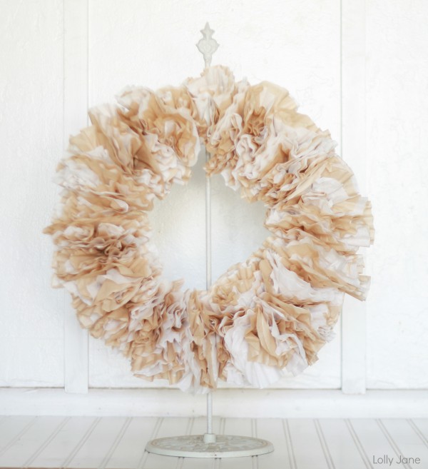 Valentine Coffee Filter Wreath via lollyjane.com #valentinesday #craft #wreath 