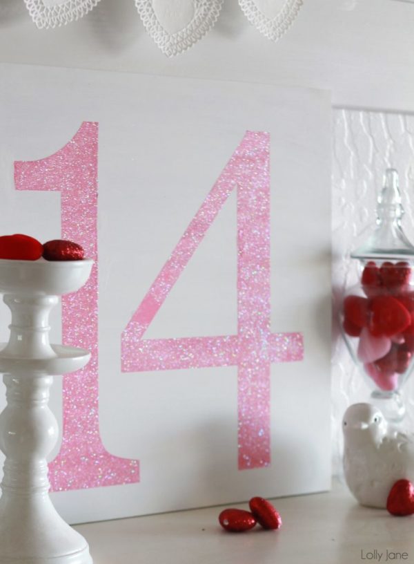 easy Valentines Day glitter sign #valentinesday #homedecor