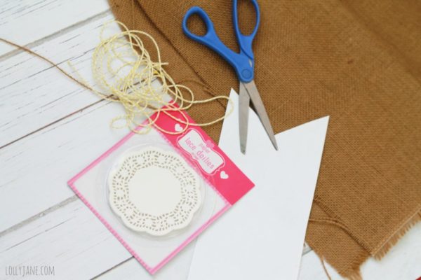 Burlap doily bunting, supplies needed: burlap, doilies, bakers twine. SO EASY!