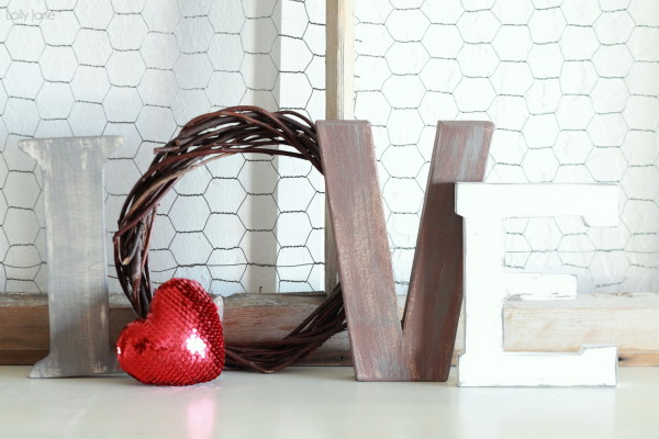 valentines-day-love-letters-mantel-decor-11-600x400