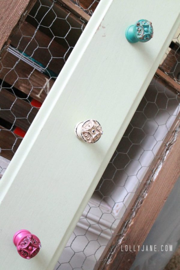 Make cute cupboard door hooks from chippy knobs #diy #knobs #hooks