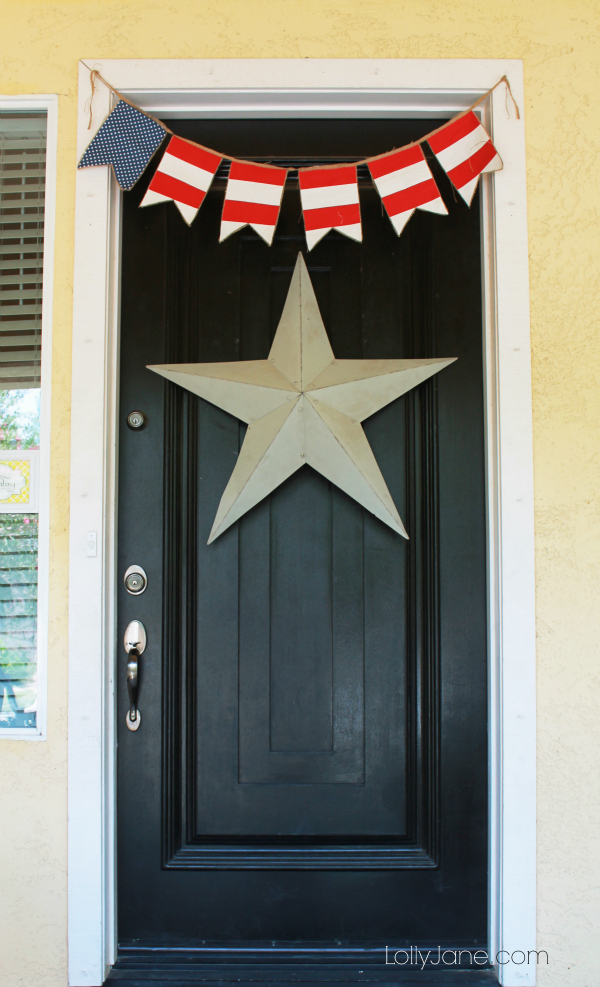 Cute 4th of July decor: easy bunting & giant star on your front door. #4thofJuly #bunting