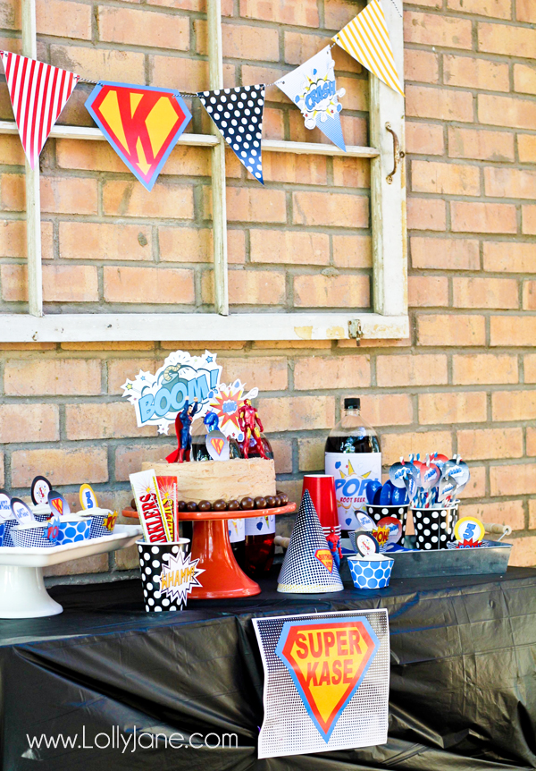 Simple superhero birthday party decor