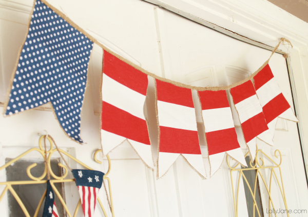 Easy 4th of July bunting, super easy and darn cute! #4thofJuly #bunting