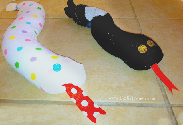 How to make a sock snake using an old sock and rice! No sew kids activities are our favorite! #nosewkidscraft #kidscraft #kidscraft #kidsactivity #kidsactivies #howtomakesocksnakes #socksnakediy #socktoy