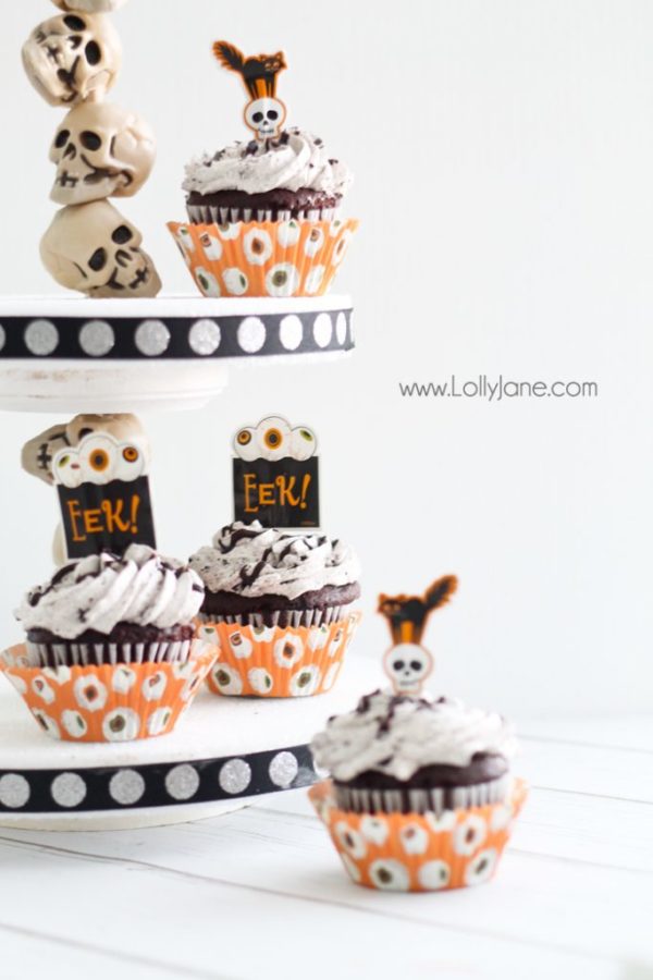 Super cute DIY Halloween skull cupcake stand