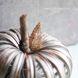 DIY Canning Ring Pumpkin | Such an easy fall craft idea! Love this fall decor tutorial, easy fall decor tips are the best!