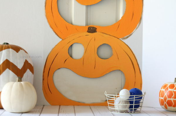 Easy pumpkin toss game for fall or Halloween parties. 3D poster + paint!