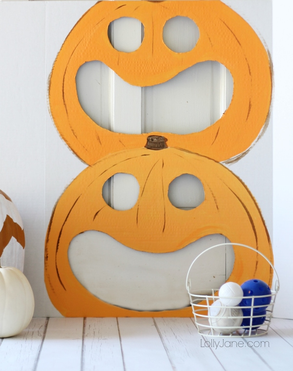 Easy pumpkin toss game for fall or Halloween parties. 3D poster + paint!