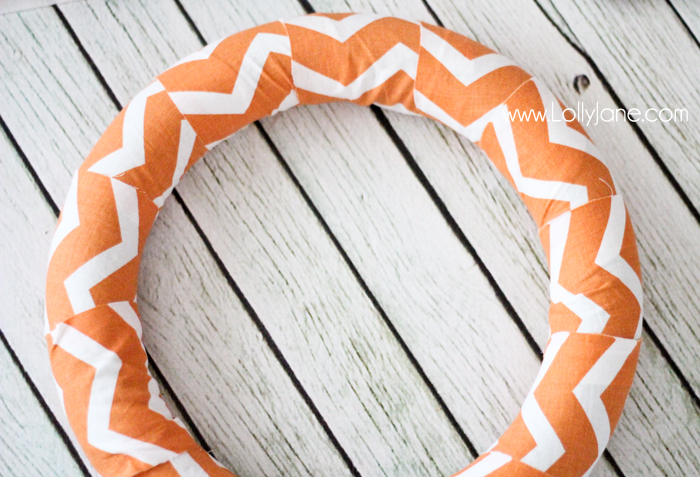 DIY Fall wreath tutorial. Love these felt flowers and painted pumpkins to create this pretty fabric fall wreath!