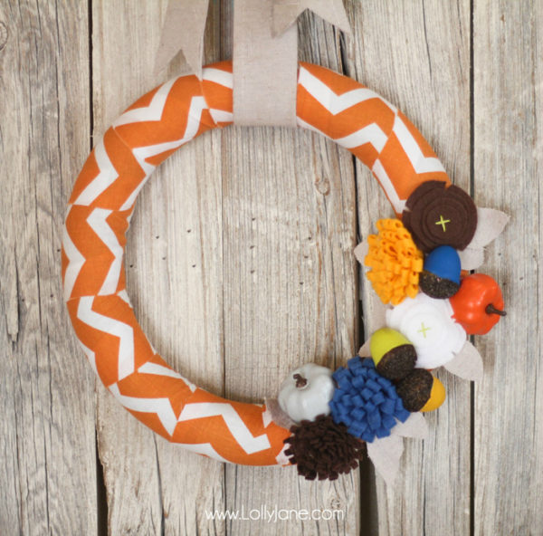 Easy fall wreath with painted pumpkins + acorns and cute felt flowers #fall #wreath