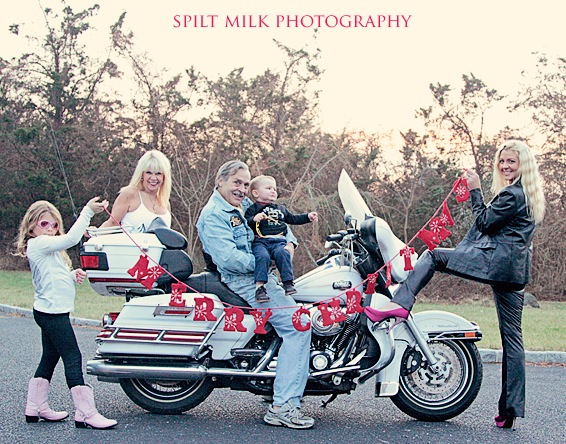 25 More Cute Family Christmas Picture Ideas