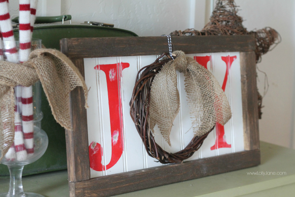 Easy Christmas JOY sign tutorial. Cute wreath in place of the "o" (lollyjane.com) #christmasdecor #diy