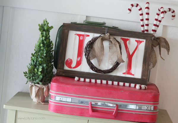 Easy Christmas JOY sign tutorial. Cute wreath in place of the "o" (lollyjane.com) #christmasdecor #diy