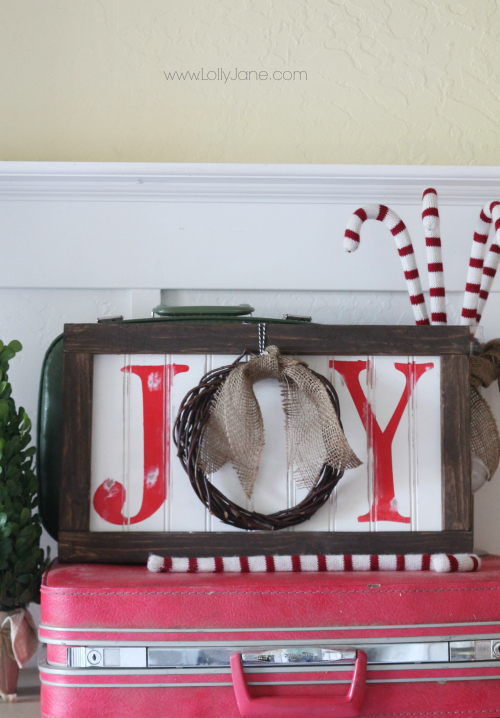 Easy Christmas JOY sign tutorial. Cute wreath in place of the "o" (lollyjane.com) #christmasdecor #diy