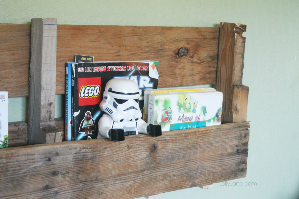 How to make a pallet bookshelf! Three cuts, that's it! #diy #palletbookshelf {www.lollyjane.com}