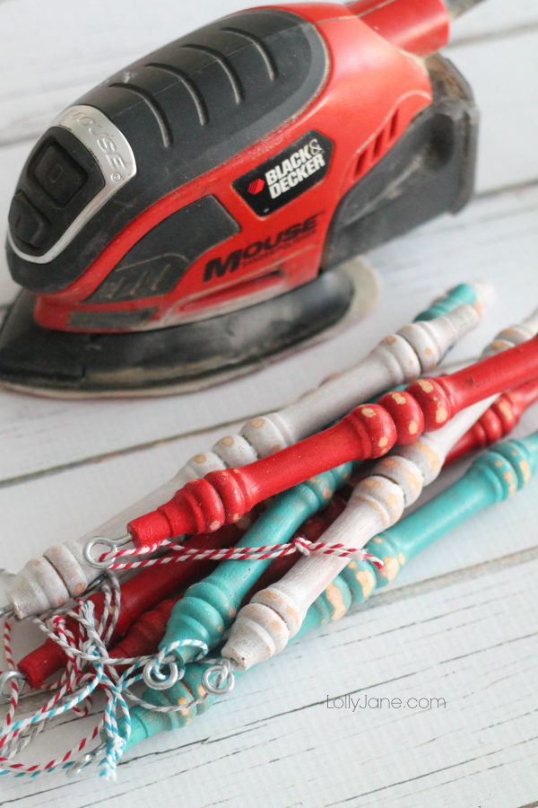 Easy spindle ornaments, every junker's dream! #diy #ornament