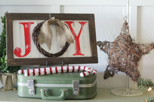 Easy Christmas JOY sign tutorial. Cute wreath in place of the "o" (lollyjane.com) #christmasdecor #diy