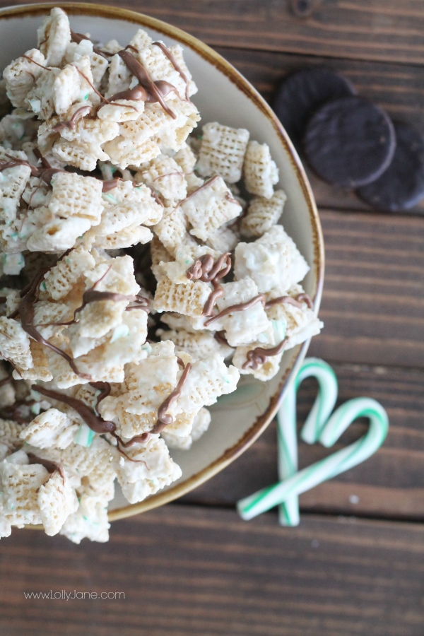 YUMMY peppermint pattie Chex mix recipe PLUS free neighbor printable tag via www.lollyjane.com