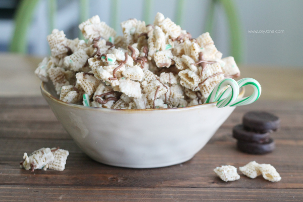 YUMMY peppermint pattie Chex mix recipe PLUS free neighbor printable tag via www.lollyjane.com