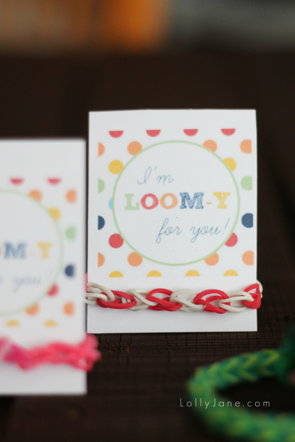Adorable loom band lover gift idea for Valentine's Day for boys! FREE printable tag! {lollyjane.com}