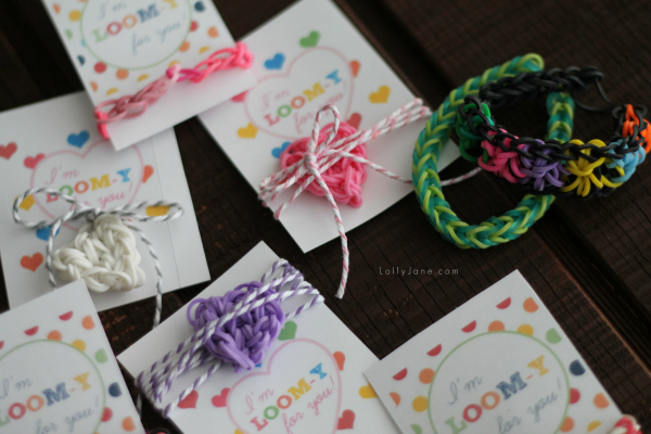 Adorable loom band lover gift idea for Valentine's Day! FREE printable tag! {lollyjane.com}