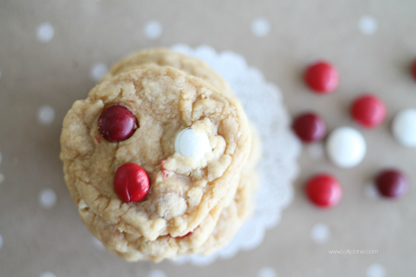 Yummy red velvet M&M cookies, so easy to bake! Love this fun Valentine's Day cookies, such an easy VDay treat! 