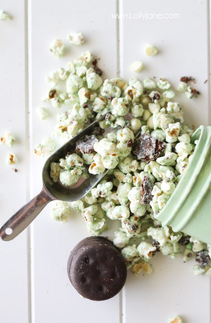 Yummy white chocolate thin mint popcorn! This thin mint girl scout cookies recipe is sooo good, love this thin mint popcorn, yum!