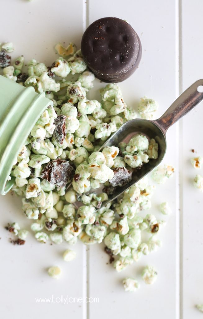 Yummy white chocolate thin mint popcorn! This thin mint girl scout cookies recipe is sooo good, love this thin mint popcorn, yum!