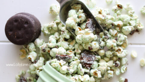 Yummy white chocolate thin mint popcorn! This thin mint girl scout cookies recipe is sooo good, love this thin mint popcorn, yum!
