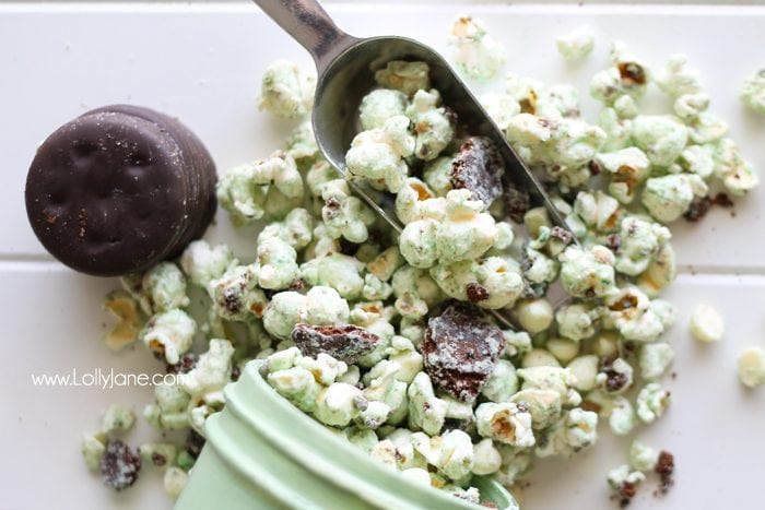 Yummy white chocolate thin mint popcorn! This thin mint girl scout cookies recipe is sooo good, love this thin mint popcorn, yum!