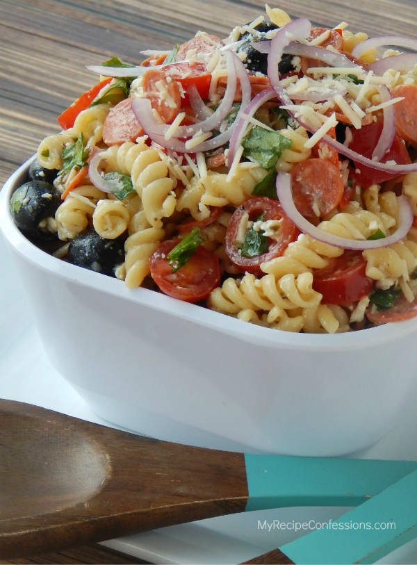 Easy Tuscan pasta salad recipe. Just toss and serve! @lollyjaneblog