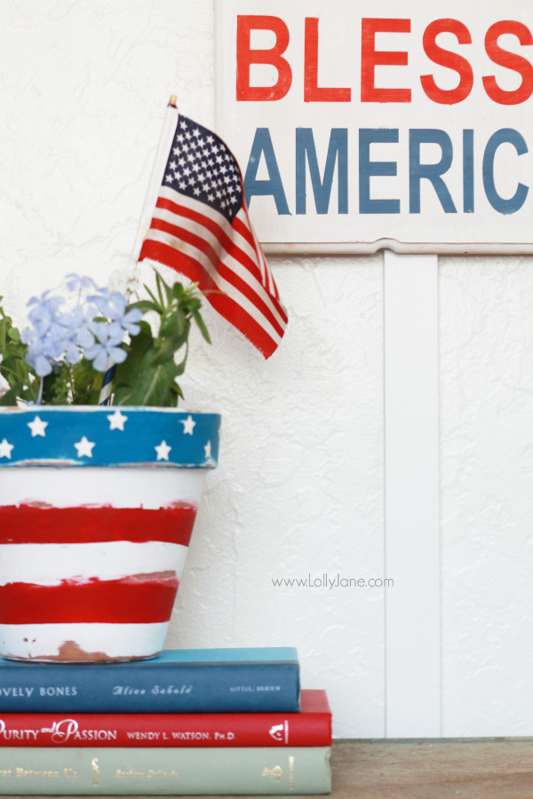 Stars and stripes flower pot, perfect for year round or any patriotic holiday! via @lollyjaneblog