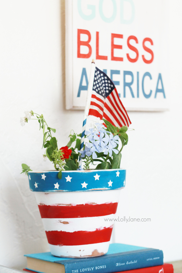 Stars and stripes flower pot, perfect for year round or any patriotic holiday! via @lollyjaneblog