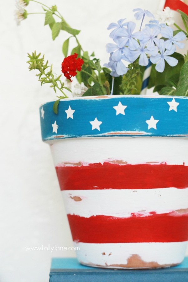 Stars and stripes flower pot, perfect for year round or any patriotic holiday! via @lollyjaneblog