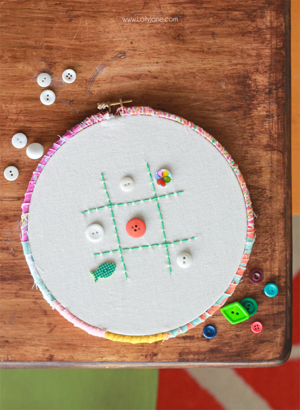 Make an easy Tic-Tac-Toe game from an embroidery hoops + buttons. Fun! via lollyjane.comMake an easy Tic-Tac-Toe game from an embroidery hoops + buttons. Fun! via lollyjane.com