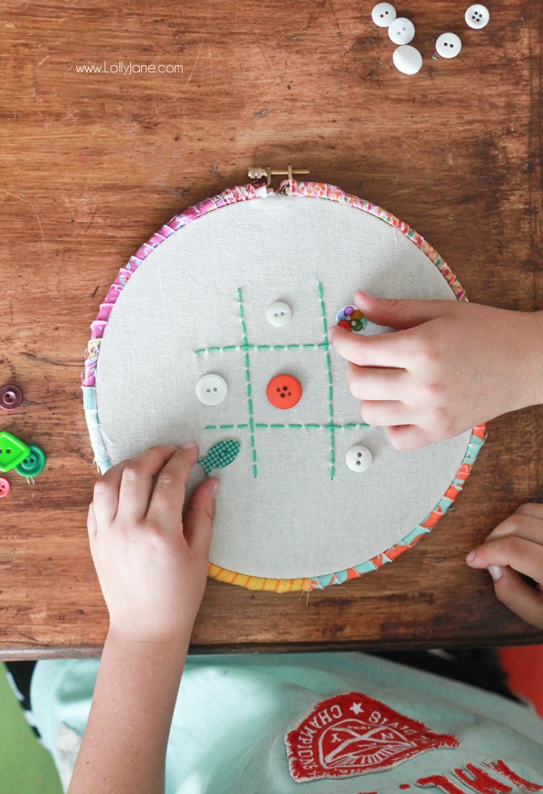 Make an easy Tic-Tac-Toe game from an embroidery hoops + buttons. Fun! via lollyjane.comMake an easy Tic-Tac-Toe game from an embroidery hoops + buttons. Fun! via lollyjane.com