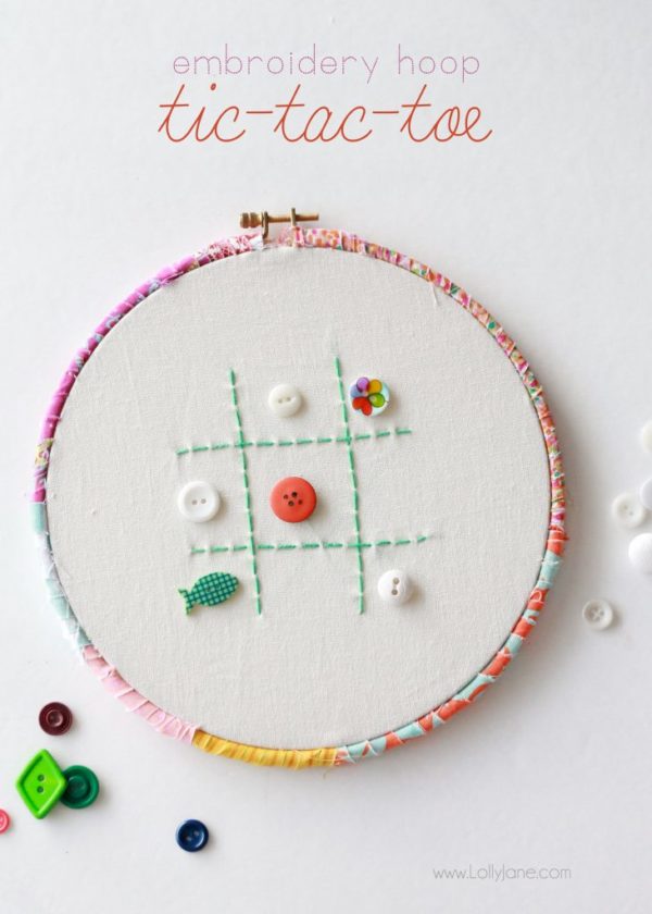 Make an easy Tic-Tac-Toe game from an embroidery hoops + buttons. Fun! via lollyjane.comMake an easy Tic-Tac-Toe game from an embroidery hoops + buttons. Fun! via lollyjane.com