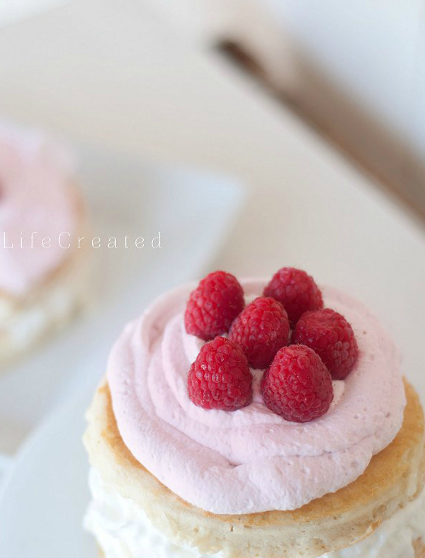 homemade-raspberry-whipped-cream (1)