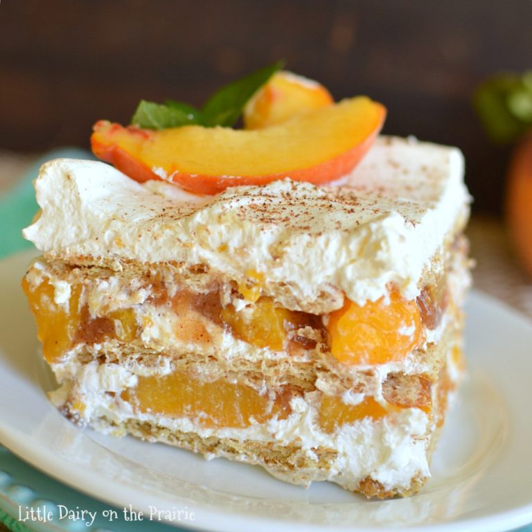 Looking for a super quick and easy fall dessert? Try this yummy No Bake Peach Icebox Cake. It’s piled high with luscious layers of whipped cream, peaches and graham crackers! #falldessert #peaches #peachesdessert #peachesrecipe #recipeidea #fallrecipe