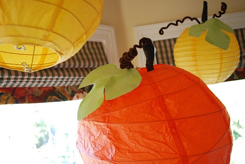 These paper lantern pumpkins are so easy to make with store bought paper lanterns! Such a cute fall craft idea! #paperlantern #pumpkincraft #paperlanternpumpkin #partydecor #fallparty #partyidea #pumpkincraft